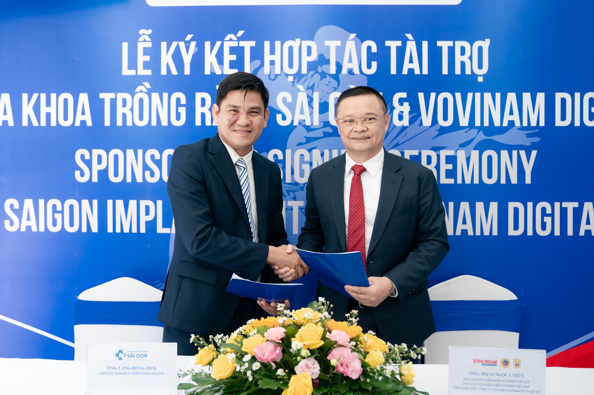 nha khoa trong rang sai gon hop tac tai tro vovinam viet vo dao 67 1 BS.CKI. Cang Hồng Thái và Ông Bạch Ngọc Chiến thực hiện nghi thức bắt tay, trao văn bản hợp đồng đã được ký kết.