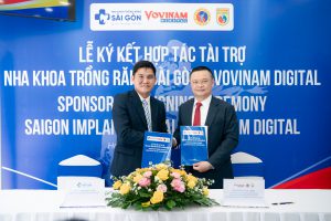 BS.CKI. Cang Hồng Thái và Ông Bạch Ngọc Chiến thực hiện nghi thức bắt tay, trao văn bản hợp đồng đã được ký kết.