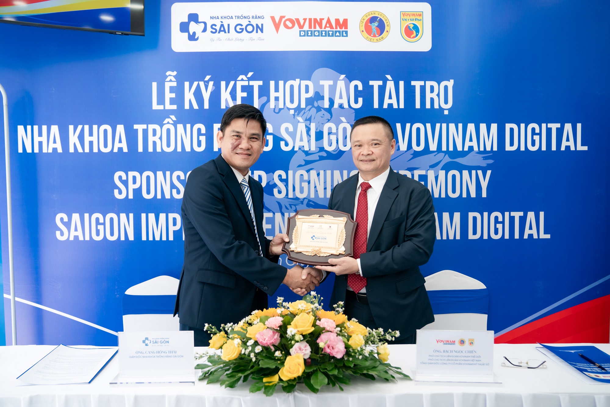 nha khoa trong rang sai gon hop tac tai tro vovinam viet vo dao 73 1 Ông Bạch Ngọc Chiến trao quà lưu niệm đến BS. CKI. Cang Hồng Thái.