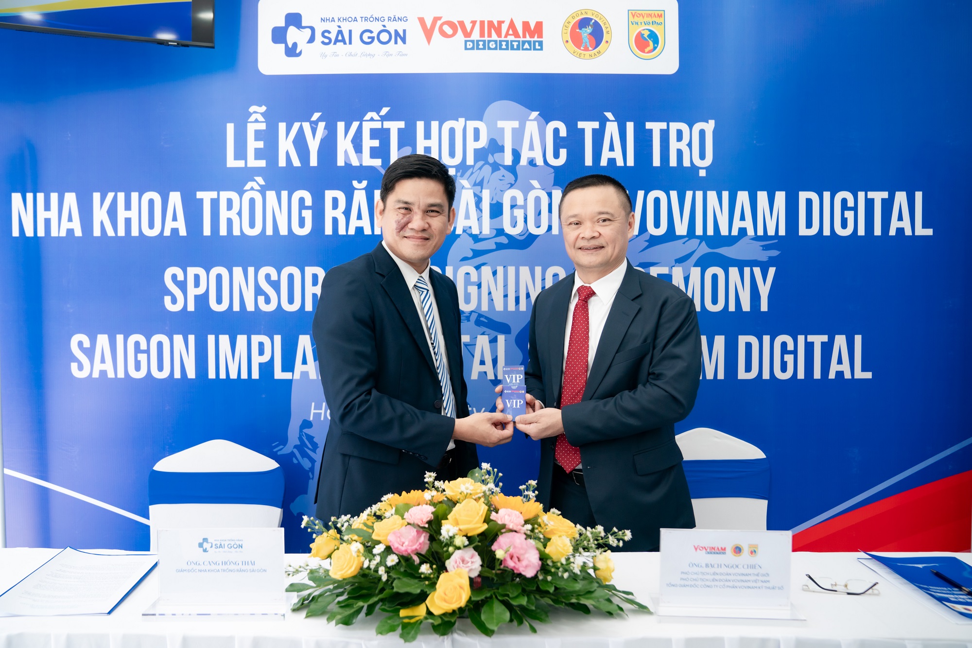 nha khoa trong rang sai gon hop tac tai tro vovinam viet vo dao 75 1 BS CKI Cang Hồng Thái trao VIP Card đến Ông Bạch Ngọc Chiến.