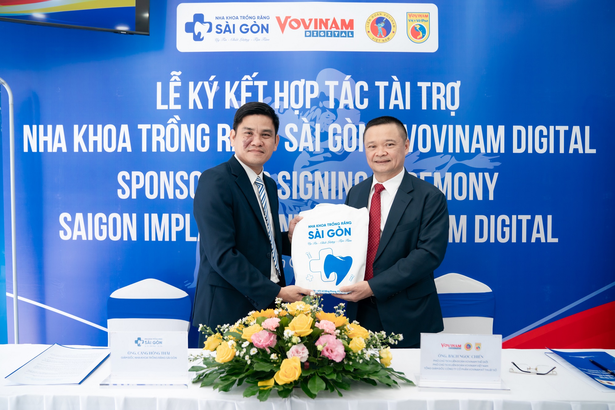 nha khoa trong rang sai gon hop tac tai tro vovinam viet vo dao 76 1 BS CKI Cang Hồng Thái trao VIP Card và quà tặng từ Nha Khoa Trồng Răng Sài Gòn đến Ông Bạch Ngọc Chiến.