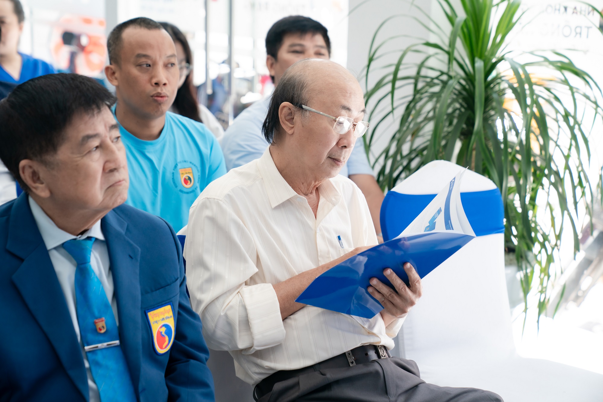 nha khoa trong rang sai gon hop tac tai tro vovinam viet vo dao 81 1 VS. Nguyễn Hồng Tâm chăm chú tham khảo tài liệu giới thiệu về hợp tác giữa Nha Khoa Trồng Răng Sài Gòn và Vovinam Digital.