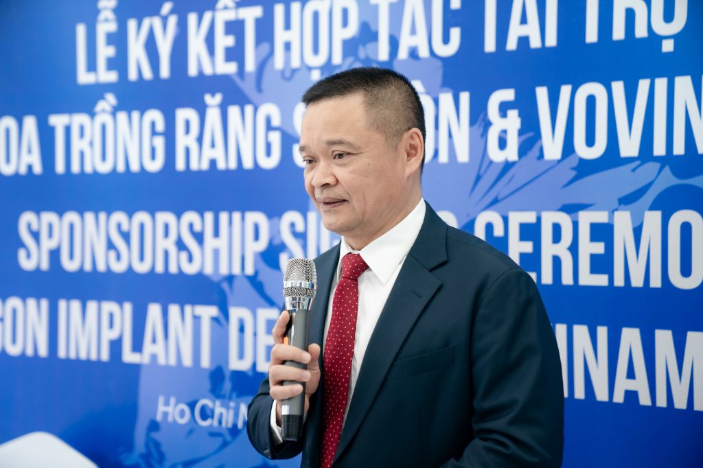 nha khoa trong rang sai gon hop tac tai tro vovinam viet vo dao 94 Ông Bạch Ngọc Chiến - Tổng giám đốc Vovinam Digital, Phó chủ tịch Liên đoàn Vovinam Việt Nam, Phó chủ tịch Liên đoàn Vovinam Thế giới, Nguyên trưởng ban VTV4, Nguyên Phó chủ tịch tỉnh Nam Định phát biểu tại Lễ ký kết.