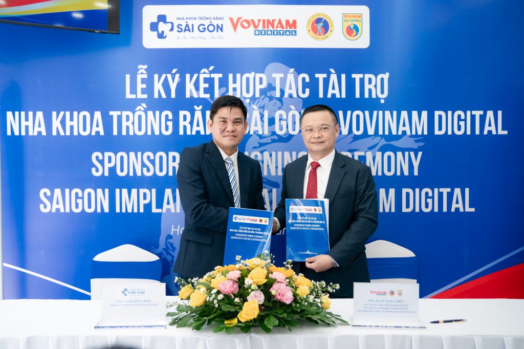 Dr. Cang Hồng Thái and Mr. Bạch Ngọc Chiến performed the ceremonial handshake and exchanged the signed partnership agreement.