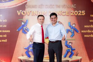 Bác sĩ Cang Hồng Thái chụp hình lưu niệm cùng ông Bạch Ngọc Chiến trước buổi diễn chung kết Vovinam Dance 2025