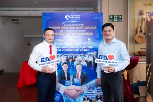 Bác sĩ Cang Hồng Thái chụp hình lưu niệm cùng ông Bạch Ngọc Chiến trước buổi diễn chung kết Vovinam Dance 2025