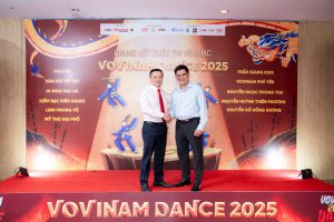 Bác sĩ Cang Hồng Thái chụp hình lưu niệm cùng ông Bạch Ngọc Chiến trước buổi diễn chung kết Vovinam Dance 2025