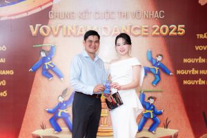 Bác sĩ Cang Hồng Thái trao VIP Card cho MC chương trình Vovinam Dance 2025