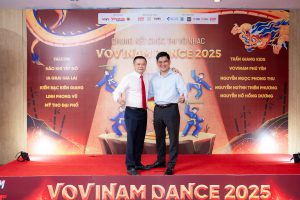 Bác sĩ Cang Hồng Thái chụp hình lưu niệm cùng ông Bạch Ngọc Chiến trước buổi diễn chung kết Vovinam Dance 2025