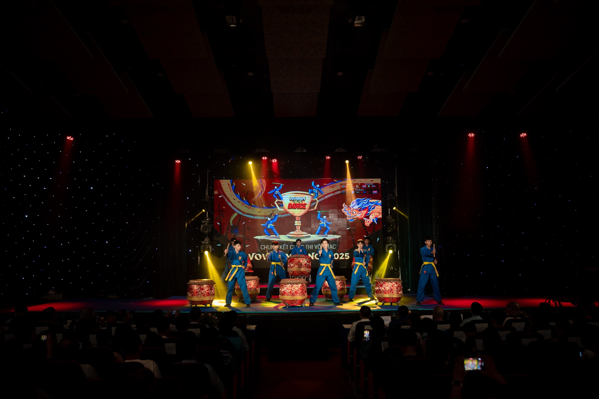 Sân khấu mở màn chương trình chung kết Vovinam Dance 2025 hoành tráng và bùng nổ cảm xúc