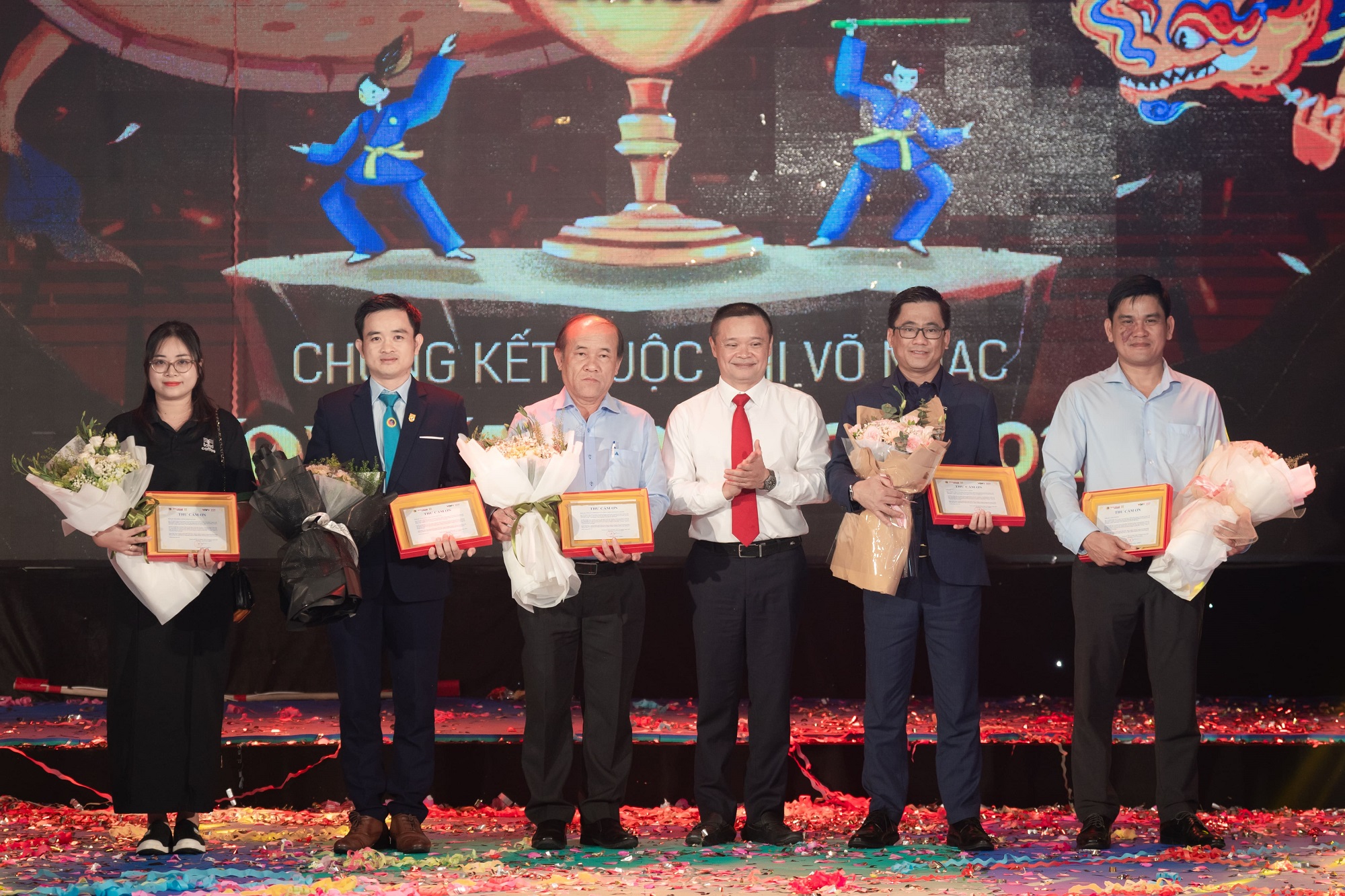 Ông Bạch Ngọc Chiến trao quà lưu niệm cho nhà tài trợ chương trình Vovinam Dance 2025