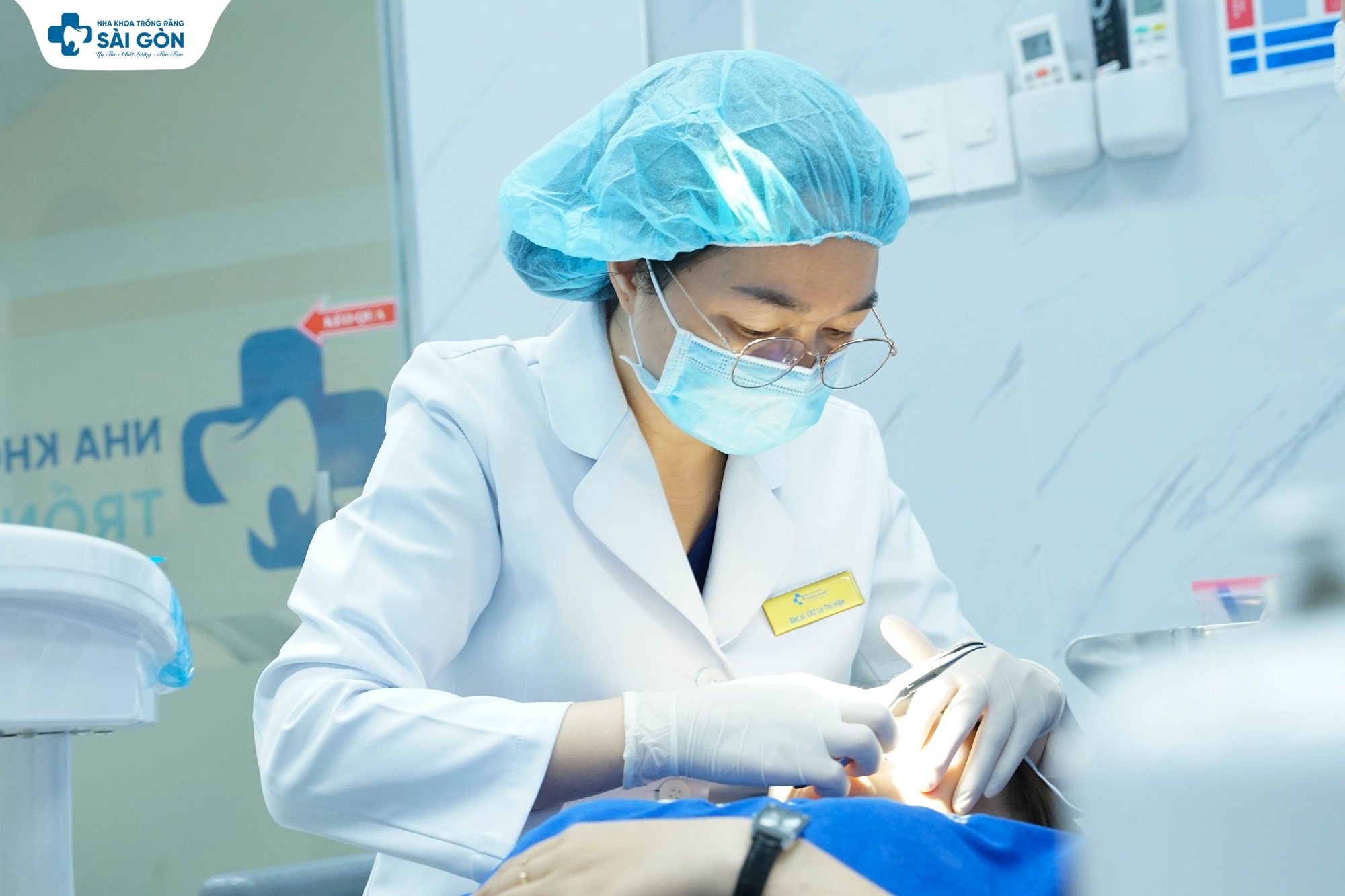 Bác sĩ CKI Lê Thị Hiền đang điều trị cho khách hàng